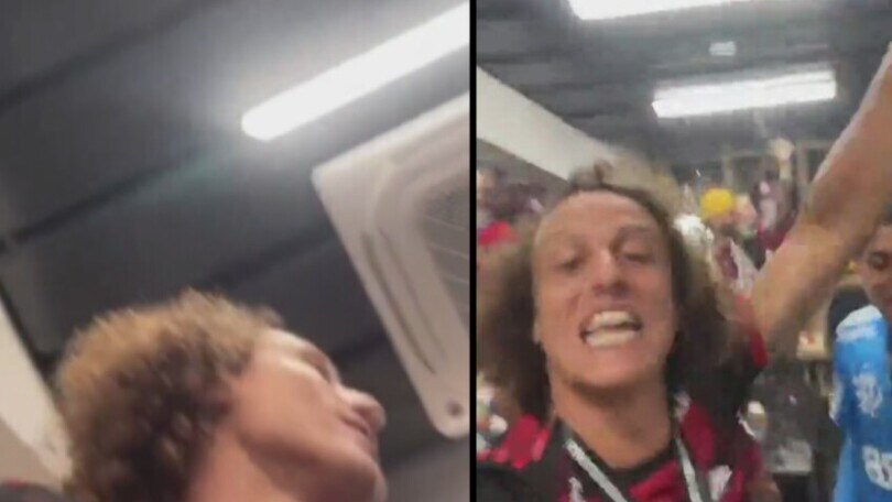 David Luiz scatenato negli spogliatoi dopo la vittoria del Flamengo
