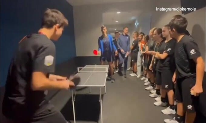 Djokovic umiliato dal raccattapalle a ping pong