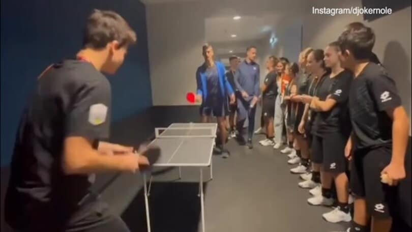 Djokovic umiliato dal raccattapalle a ping pong