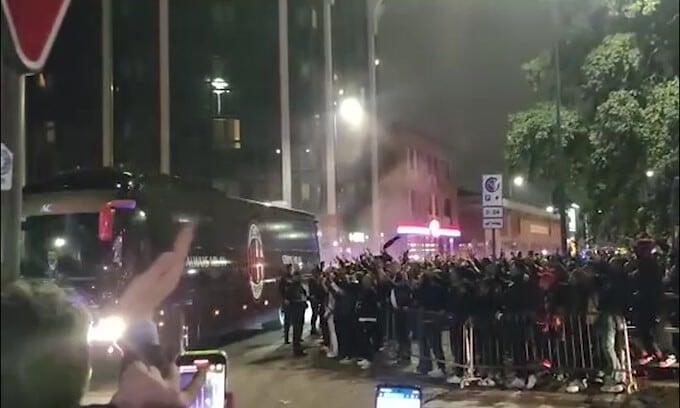 Milan, entusiasmo alle stelle per l'arrivo del pullman a San Siro