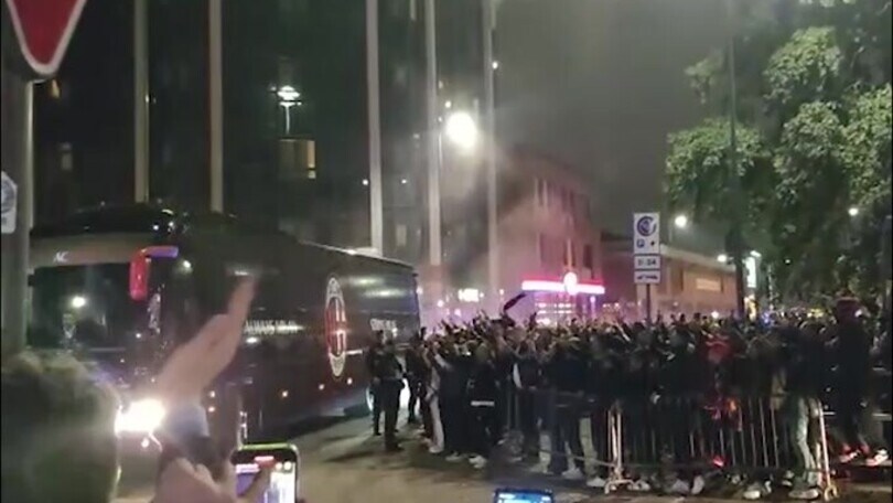 Milan, entusiasmo alle stelle per l'arrivo del pullman a San Siro
