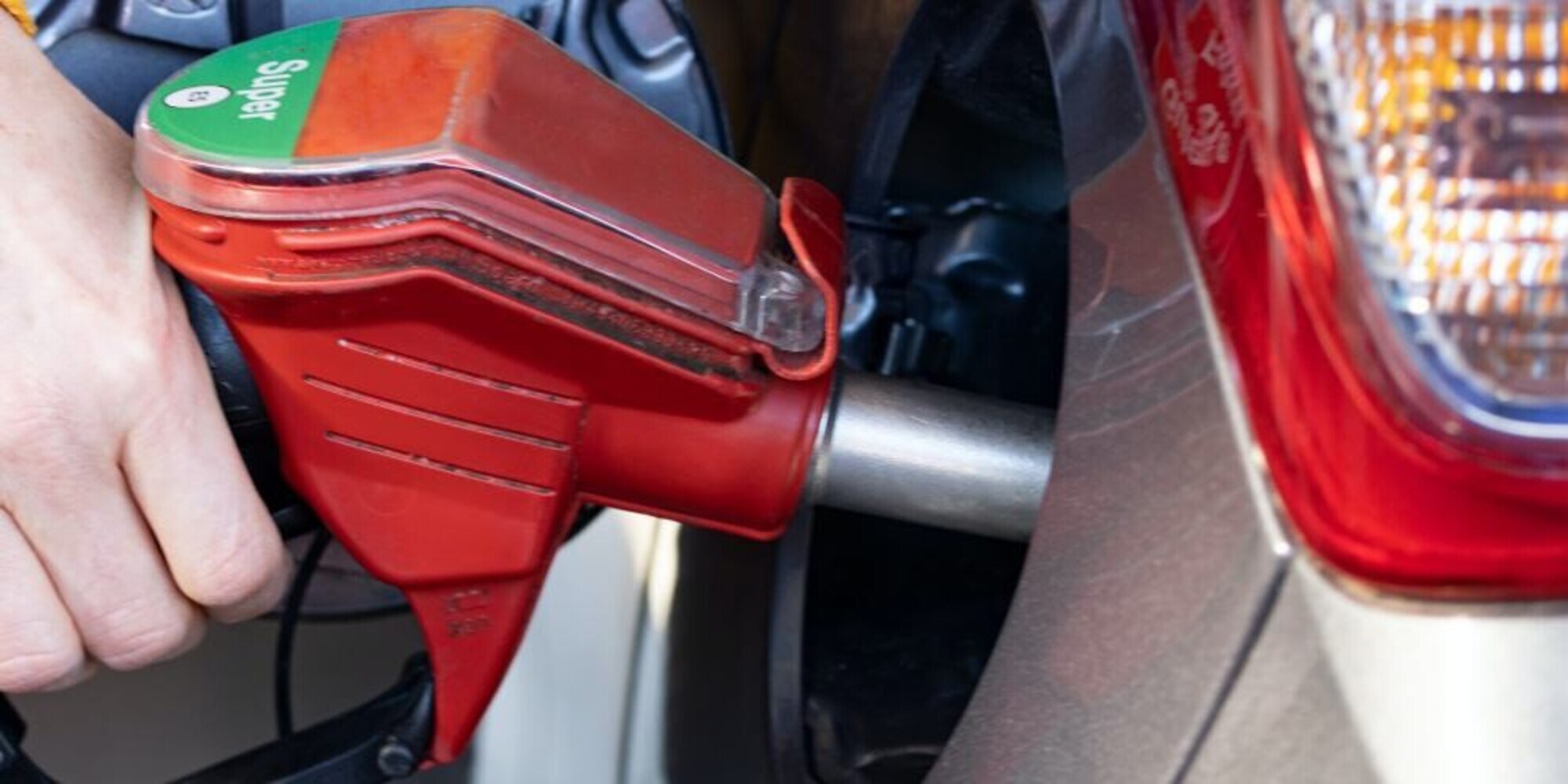 Caro carburanti: lieve discesa per la benzina, self  a 1,685 euro al litro