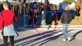 Insulta i tifosi della Roma e poi fugge: rischia il linciaggio fuori dall'Olimpico