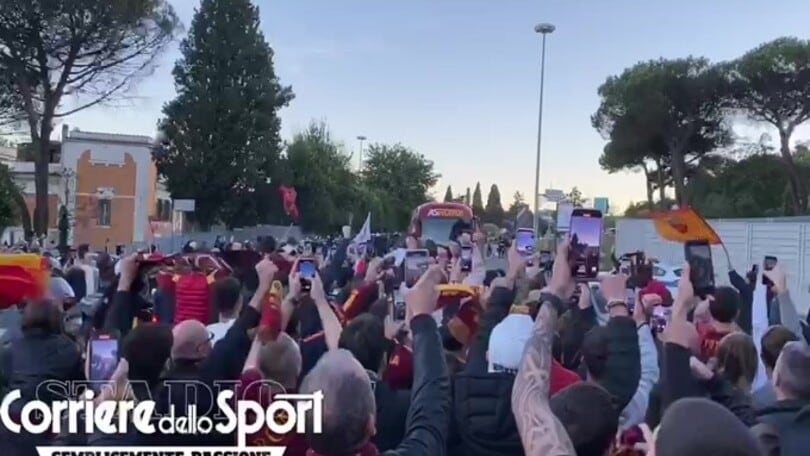 Il pullman della Roma arriva allo stadio: l'entusiasmo dei tifosi è incontenibile