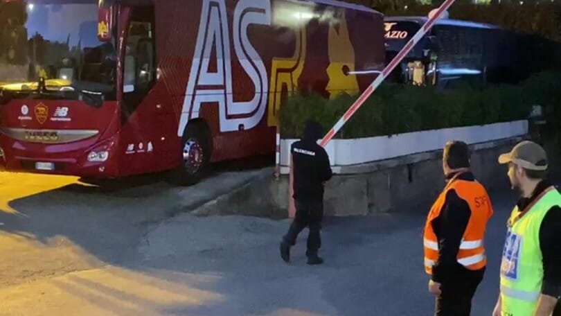 Derby, in tribuna c'è anche Dybala: eccolo arrivare allo stadio