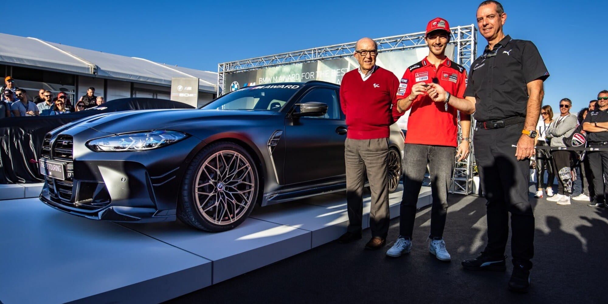 Bagnaia ha vinto una BMW M3 che (forse) non può guidare