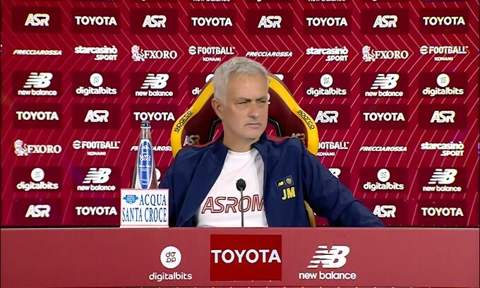 Mourinho riprende il giornalista: "Hai fatto 3 domande"