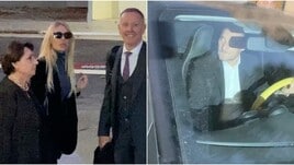 Totti e Ilary, l'uscita dal tribunale tra sorrisi e strette di mano