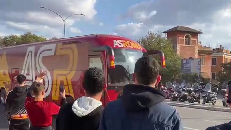 Roma-Torino, l'arrivo del pullman giallorosso: applausi e grida dei tifosi