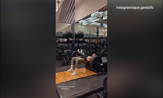 Agustina mette in mostra le forme, l'allenamento è hot