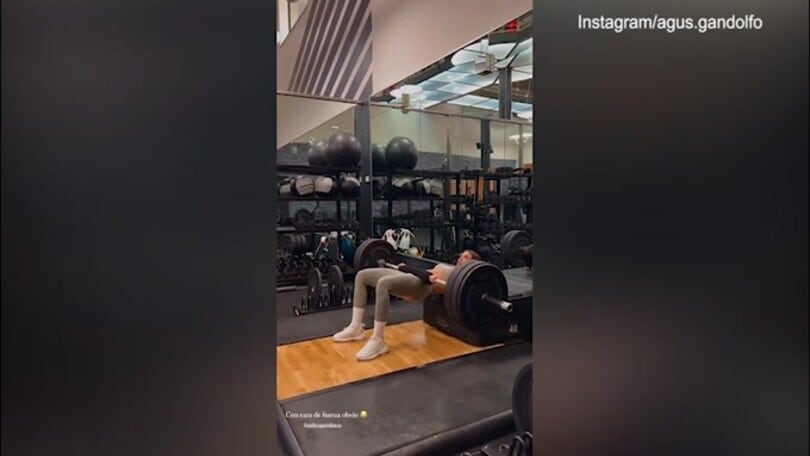 Agustina mette in mostra le forme, l'allenamento è hot