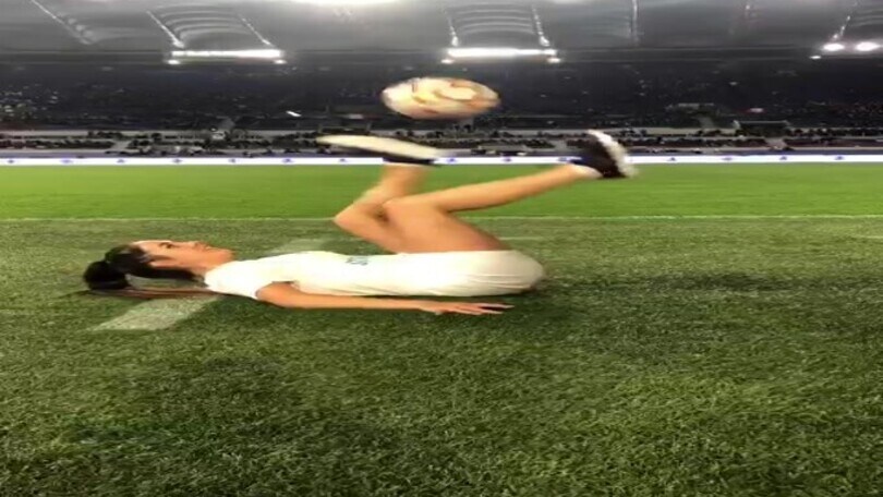 La freestyler romanista Arina fa impazzire lo stadio