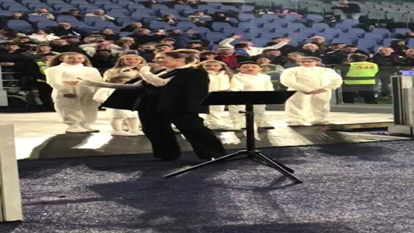 La voce di Lola Ponce scalda il pubblico dell'Olimpico