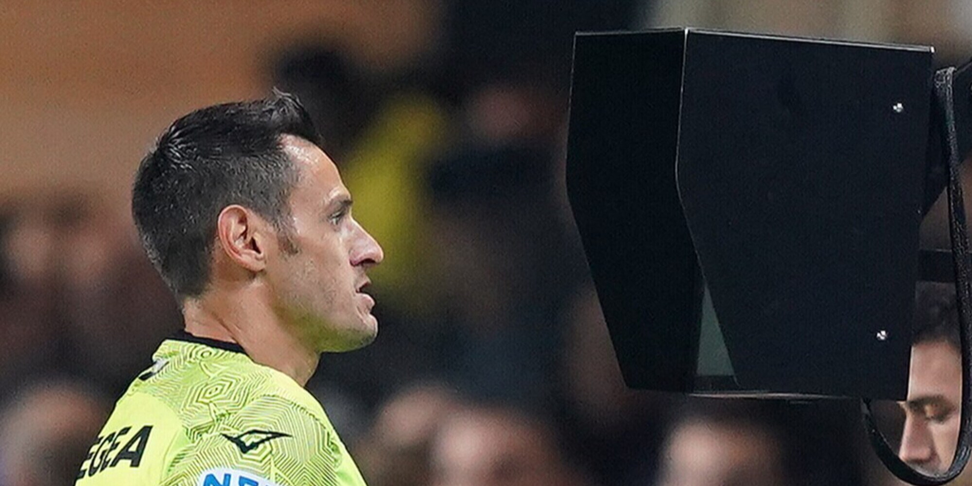 Arbitri, quelle regole che sembrano un Var-icomio
