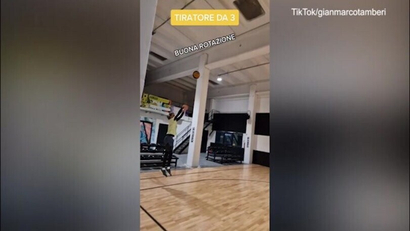 Gimbo se la cava anche col basket: il tiro da 3 è perfetto!