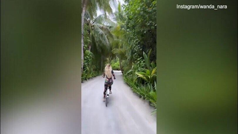 Wanda e Maurito alle Maldive: la pedalata è "floreale"