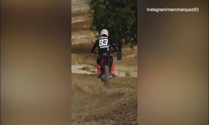 Marquez si scatena in motocross: "Gas!"
