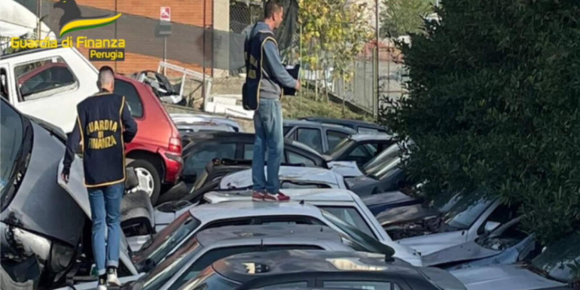 Cumuli di auto e sporcizia: bufera a Perugia per una discarica abusiva