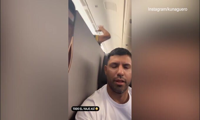 Festa brasiliana in aereo, il viaggio di Aguero verso il Qatar è da incubo!