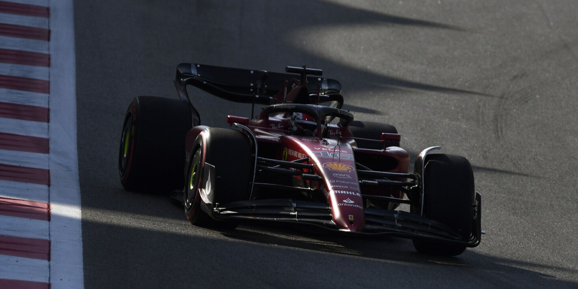 F1, pole Verstappen ad Abu Dhabi: Ferrari in seconda fila