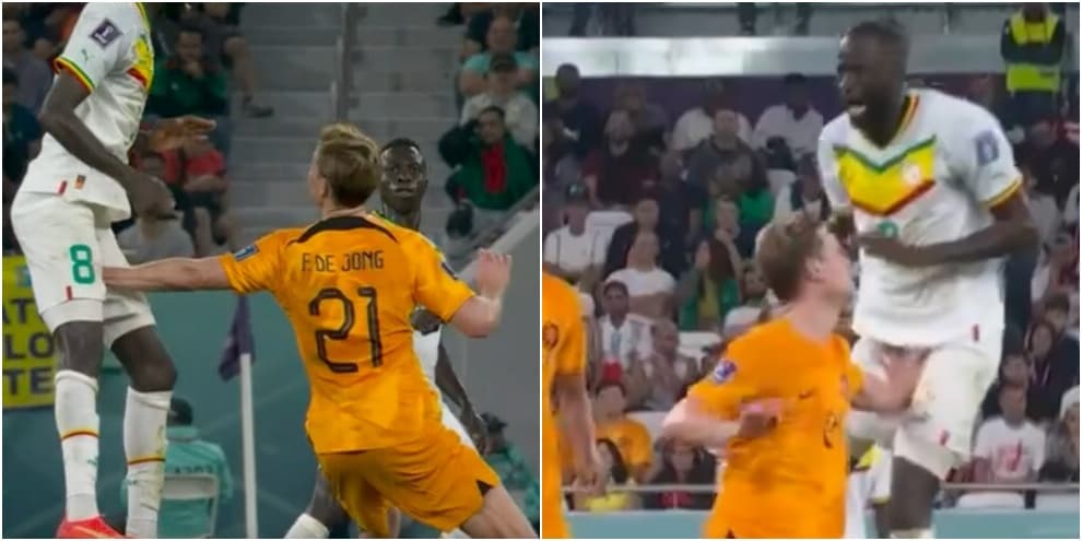 Il colpo proibito di De Jong a Kouyate: schiaffo nelle parti basse. E' uscito in barella!