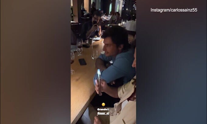 Carlos Sainz shockato dal super chef Nusr Et: l'espressione dice tutto!