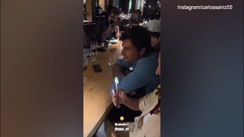 Carlos Sainz shockato dal super chef Nusr Et: l'espressione dice tutto!