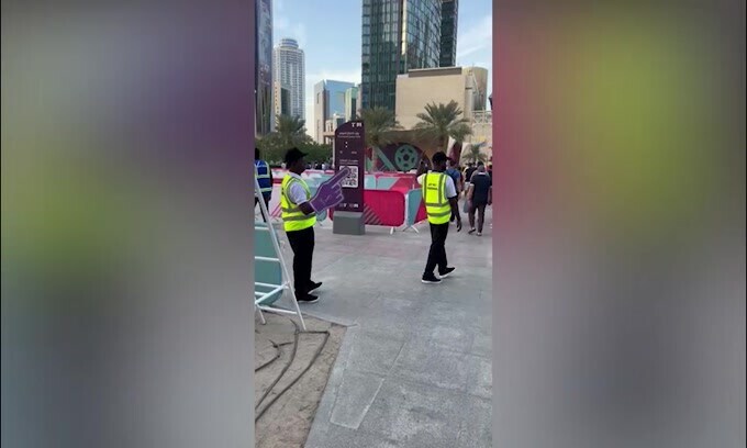 La curiosa mimica degli steward di Qatar 2022