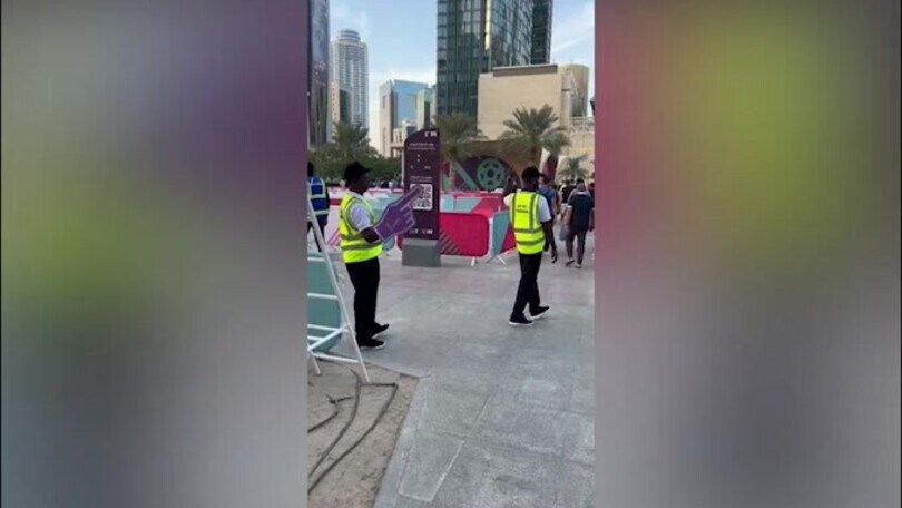 La curiosa mimica degli steward di Qatar 2022