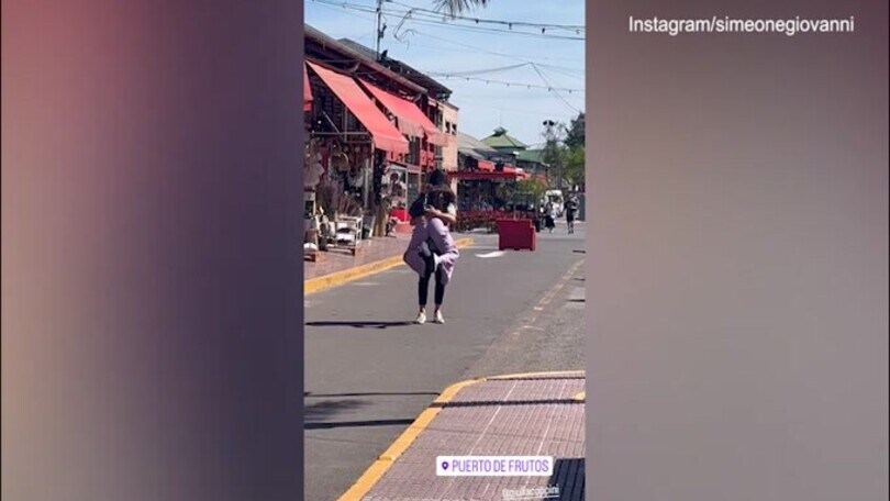 Simeone l'innamorato: il video social dell'abbraccio con la moglie