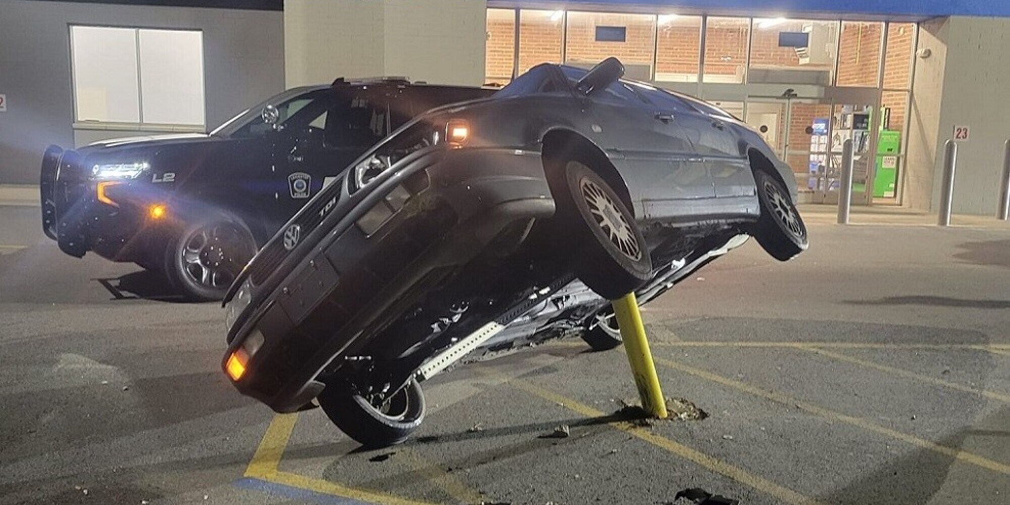 Come hanno fatto a parcheggiare la Volkswagen in questo modo?