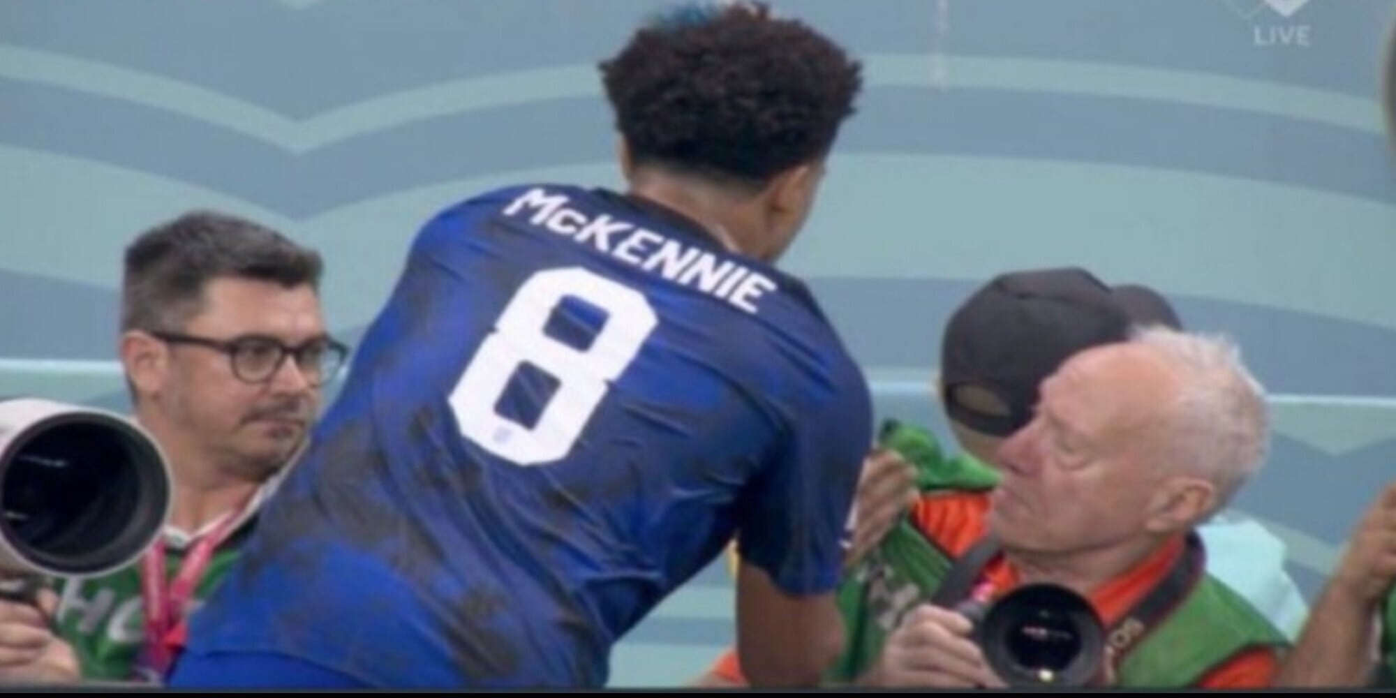 McKennie, ma che fai? Il gesto con il fotografo fa impazzire i social