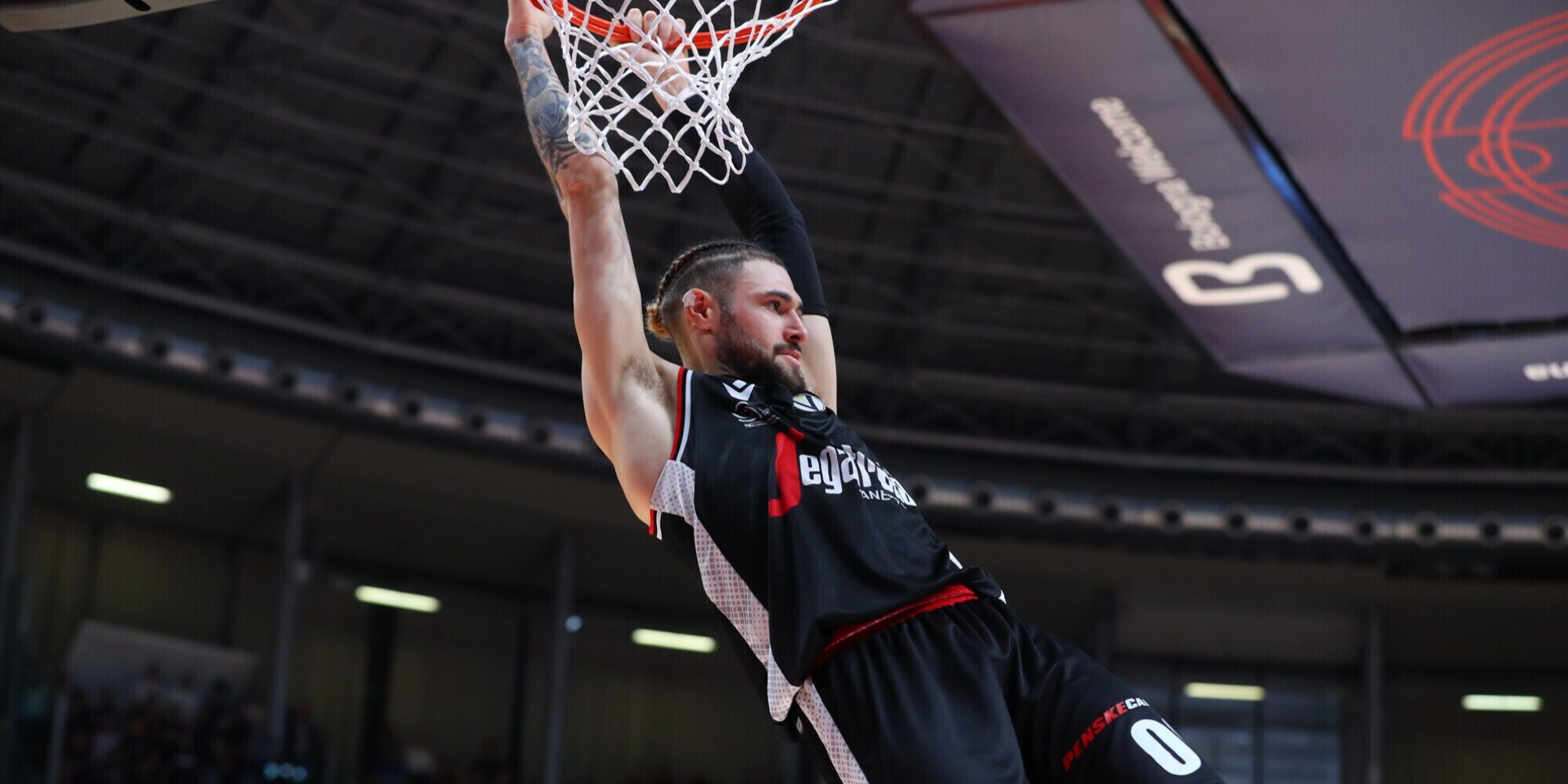 Basket, V Nere sull'ottovolante. Vincono anche Milano, Tortona e Varese
