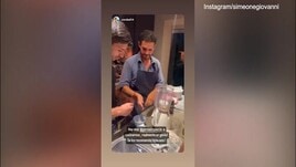 Simeone alle prese con i fornelli: la concentrazione è massima!