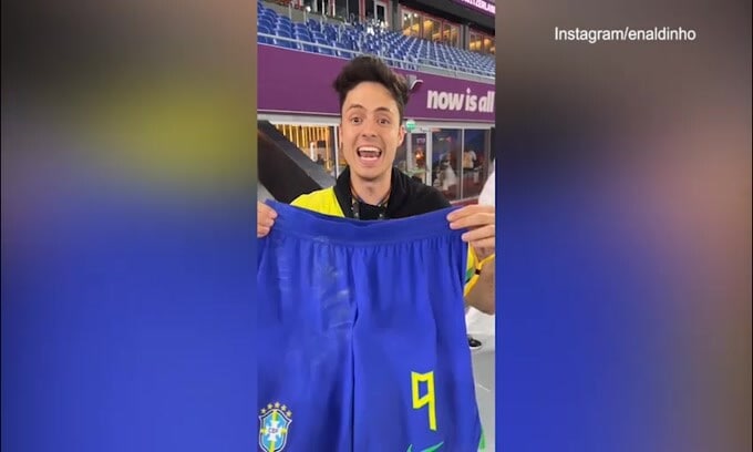 Brasile, Richarlison regala i pantaloncini a un tifoso