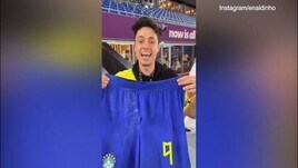 Brasile, Richarlison regala i pantaloncini a un tifoso