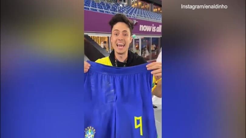 Brasile, Richarlison regala i pantaloncini a un tifoso