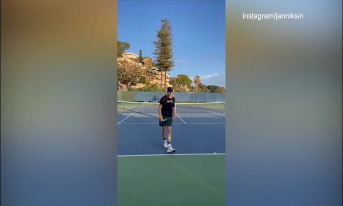 Tennis, Sinner scalda la racchetta: il video dell'allenamento