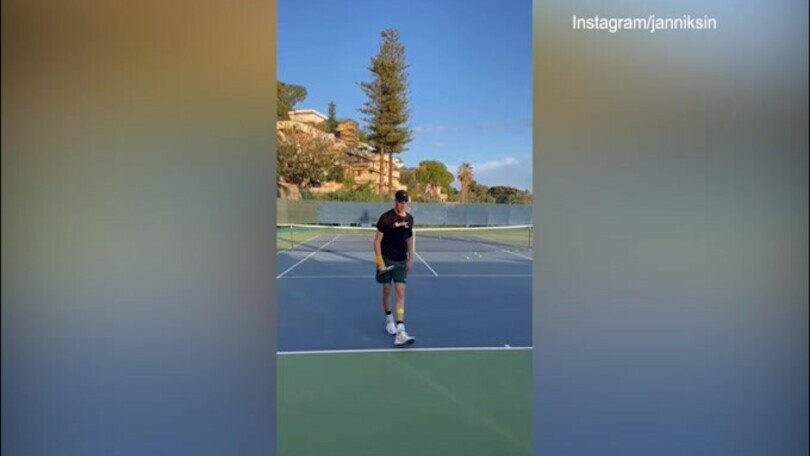 Tennis, Sinner scalda la racchetta: il video dell'allenamento