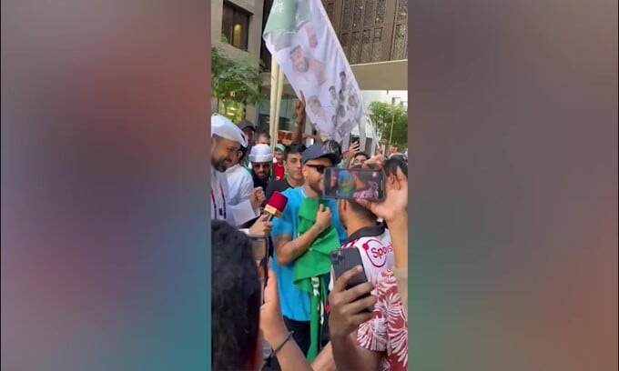 Tifosi arabi impazziscono per il sosia di Neymar