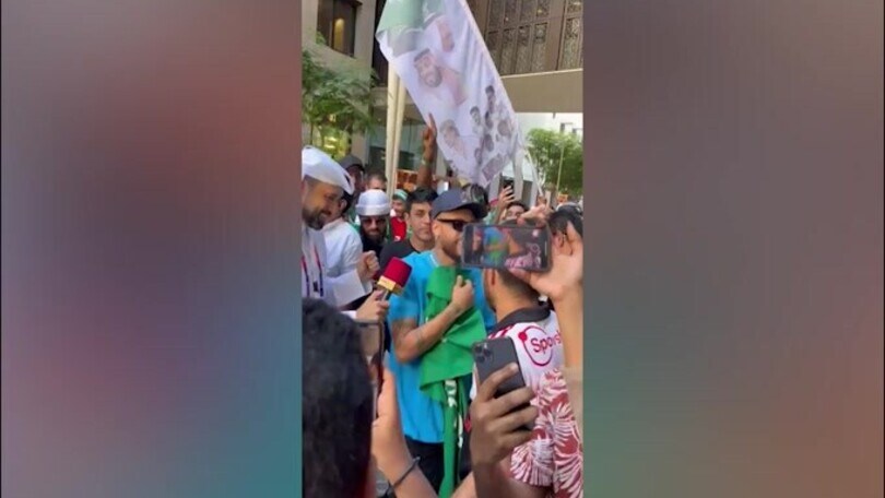 Tifosi arabi impazziscono per il sosia di Neymar