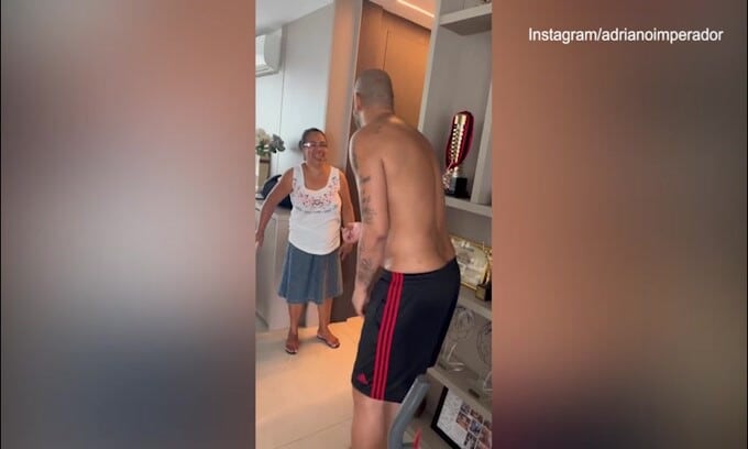 Adriano scherza e ride: il video dell'Imperatore a torso nudo