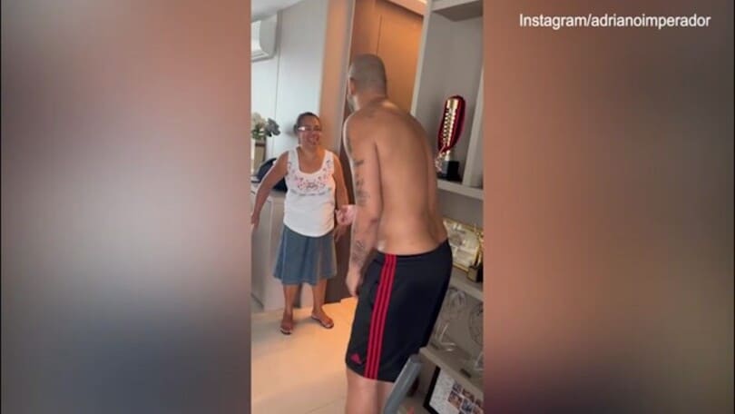 Adriano scherza e ride: il video dell'Imperatore a torso nudo