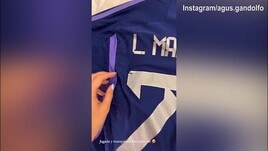 Agustina mostra la maglia di Lautaro: "Letteralmente giocato e sudato"