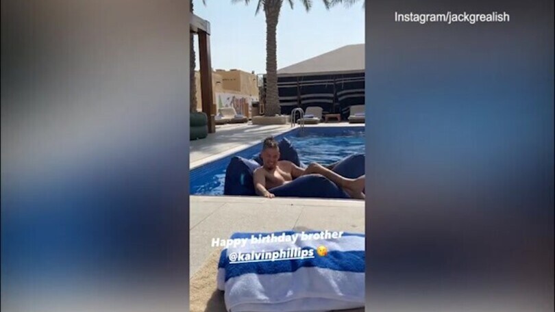 Inghilterra, gli auguri in piscina di Grealish a Phillips