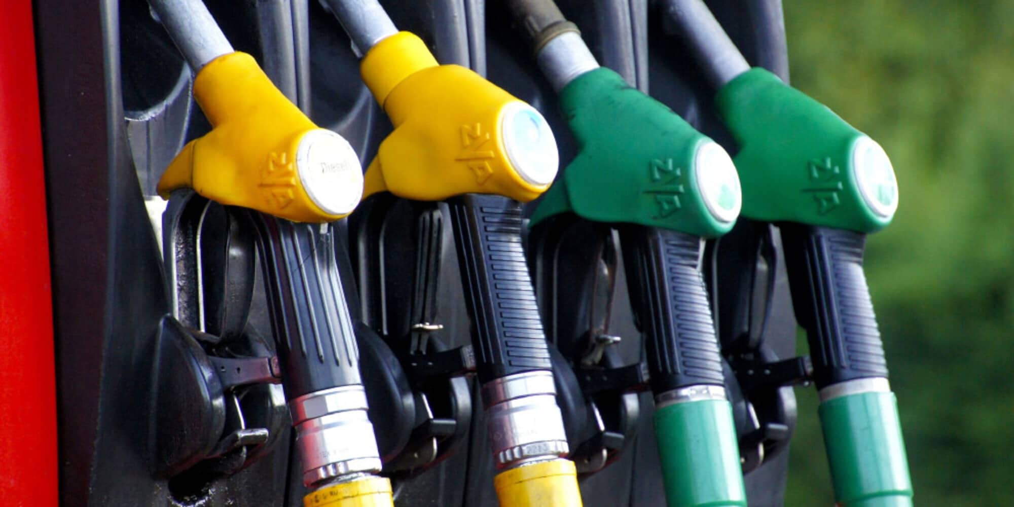 Caro benzina, inversione di tendenza: si alzano i prezzi