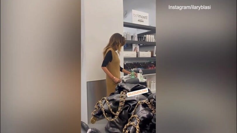 Ilary Blasi va dal parrucchiere: la linguaccia è virale!