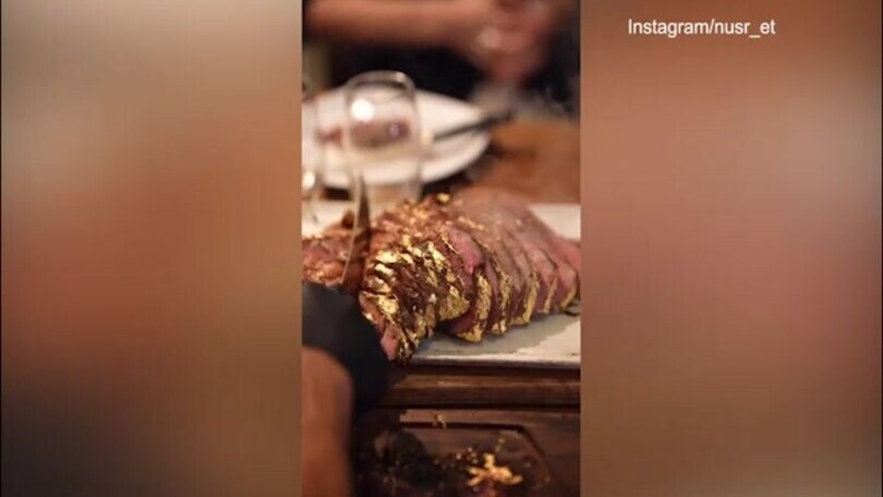 Nusr Et in salsa verdeoro: la sontuosa cena di Vinicius, Militao e Ronaldo