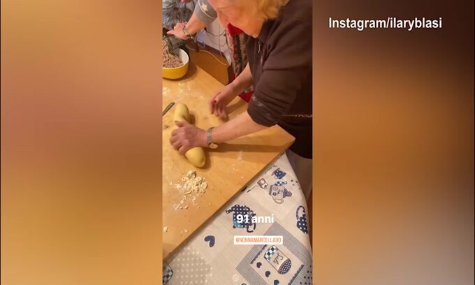 Ilary Blasi cuoca: la showgirl prepara i cappelletti