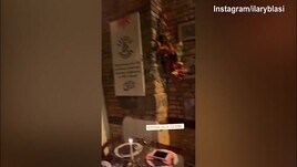 Ilary Blasi a pranzo in osteria con amici